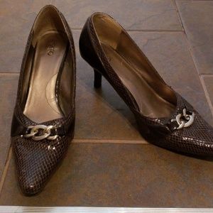 Size 9 high heels with gold chain link on toe.